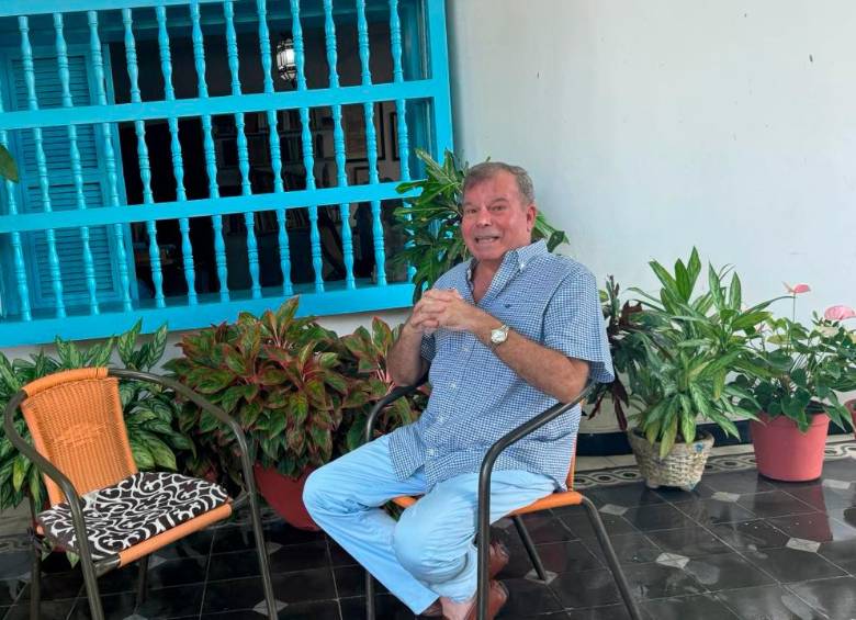 Roberto Carlos Martínez en la casa en la que se gestó la obra de Gabo. FOTO Cortesía