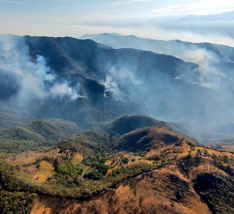 La Ungrd activó el apoyo aéreo en Tolima y Huila para intentar sofocar los incendios de manera más efectiva. FOTO: CORTESÍA