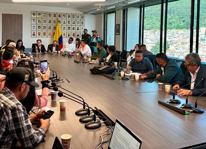 En mesas de concertación, el Ministerio del Trabajo y los transportadores definieron incluir un artículo en el proyecto de la reforma laboral para beneficiar a los conductores del país. FOTO cortesía MinTrabajo