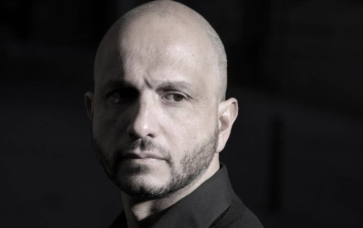 El escritor español Jorge Carrión (Tarragona, 1976) es autor, entre otros, de los libros de crónica y ensayo Librerías, Contra Amazon y Lo viral; y de la trilogía de novelas Los huérfanos, Los muertos y Los turistas. Foto: Cortesía