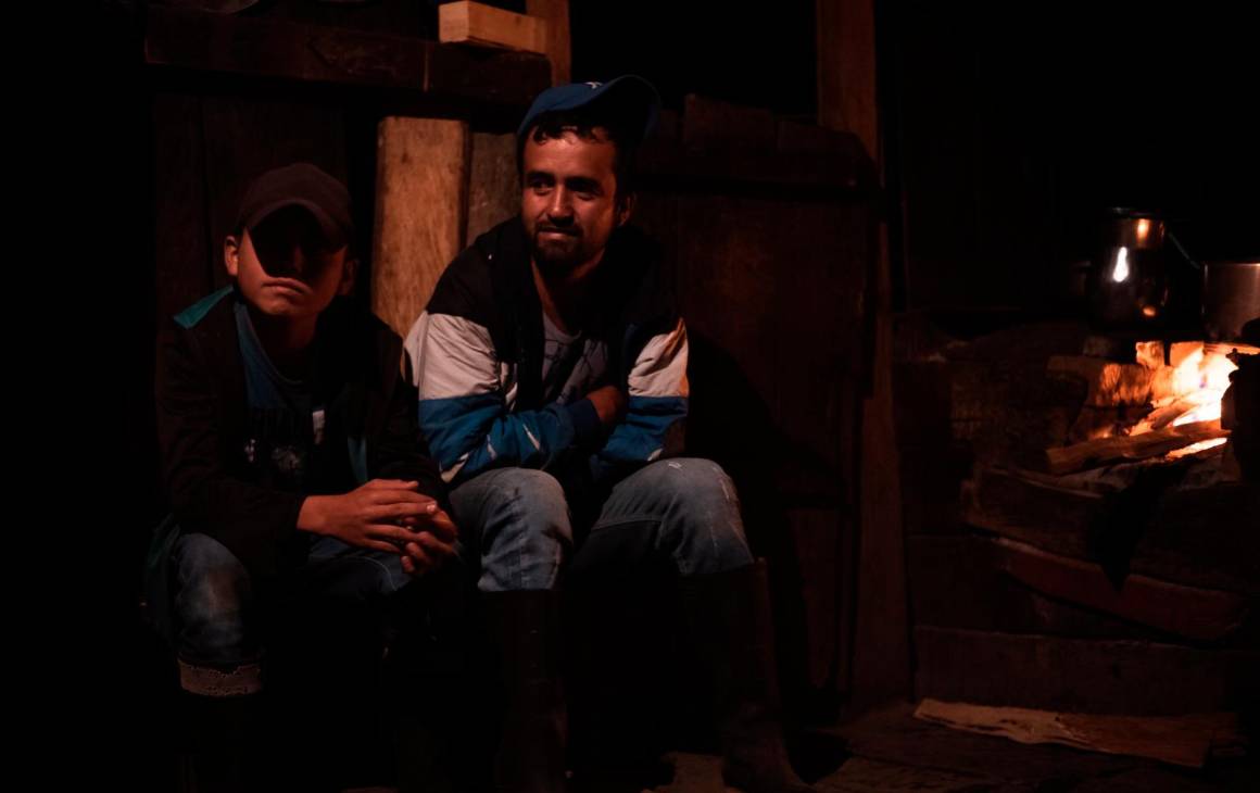 Desde hace unos meses, Felipe vive en La Secreta al lado de su padre, Tocayo. Una vez termine el bachillerato el niño quiere estudiar veterinaria. Foto: Santiago Ramírez
