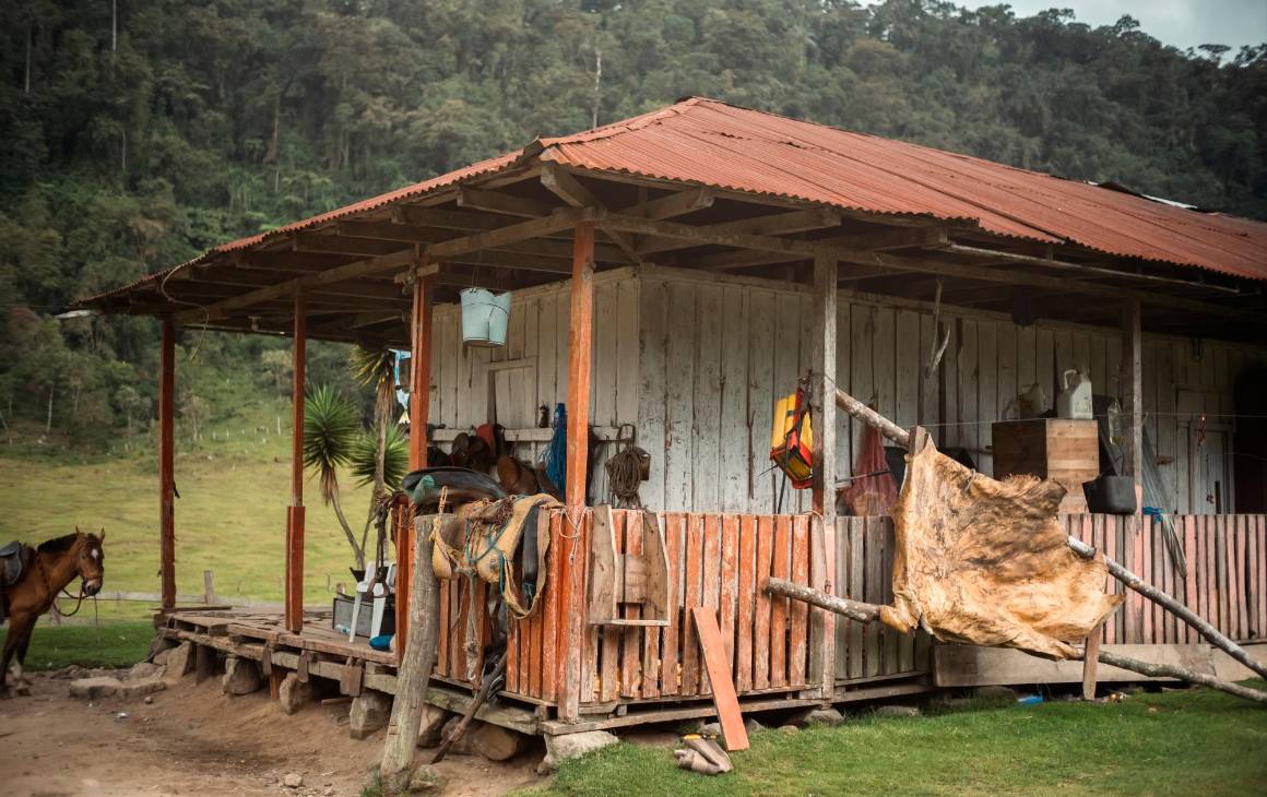 La casa de La Secreta se levanta justo en el cráter del Cerro volcán Machín, ubicado a más de cien kilómetros de Bogotá. Foto: Santiago Ramírez.