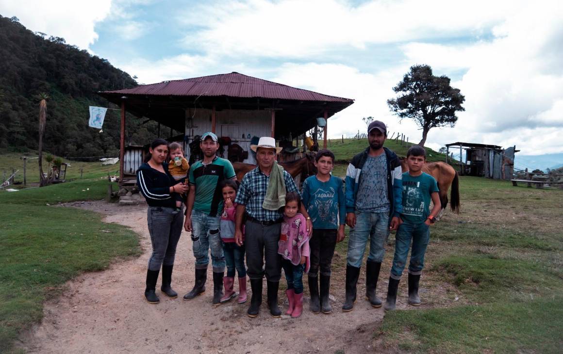 Tres generaciones de la familia Rodríguez viven en el cráter del Machín, una zona de altísimo riesgo volcánico. Allí sobreviven gracias al ordeño, la cría de animales y la ocasional visita de turistas. Foto: Santiago Ramírez.