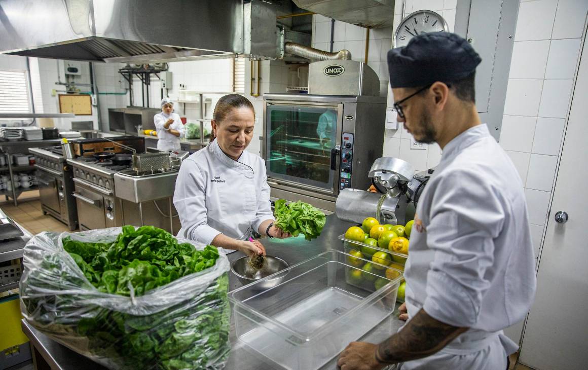 Son cerca de 17 personas que trabajan con Anita en su restaurante. FOTO Carlos Velásquez