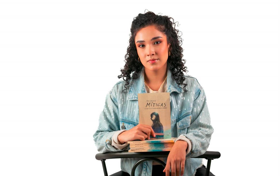 La periodista antioqueña María Camila Gómez Isaza con su libro Mujeres Míticas. Foto: Cortesía.