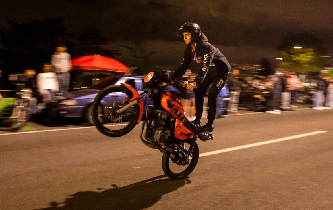 Un segmento de unos 700 metros cerca del segundo mirador de Las Palmas cambia de función por unas horas y se transforma en pista, autódromo y escenario de exhibición de motocicletas. Foto: Carlos Velásquez