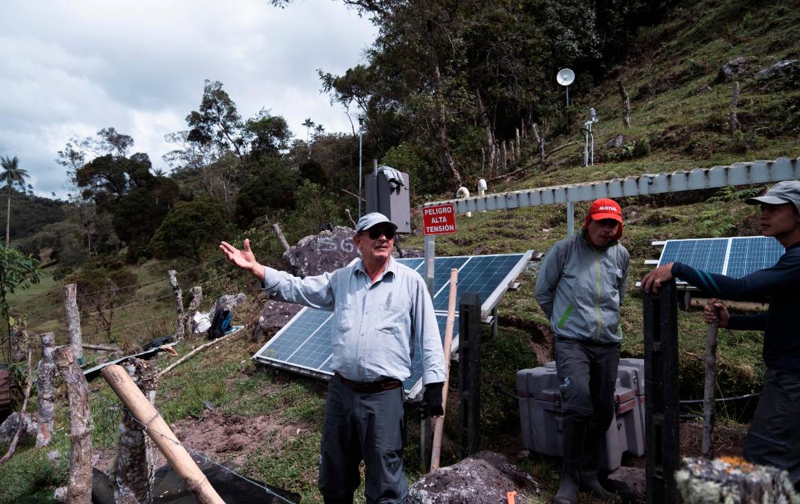 Los técnicos del SGC recorren las estaciones de monitoreo dispuestas en los departamentos del Tolima, Caldas y Risaralda. Foto: Santiago Ramírez.