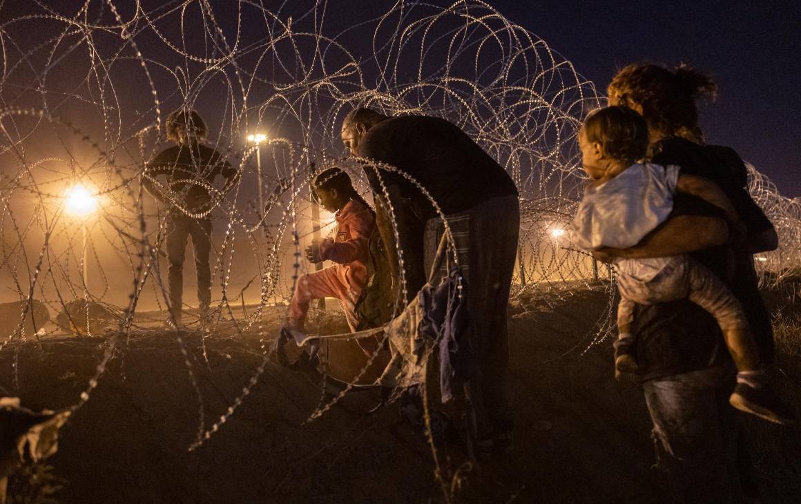 Migrantes cruzando la frontera entre México y Estados Unidos en mayo de 2023. Foto: Getty.