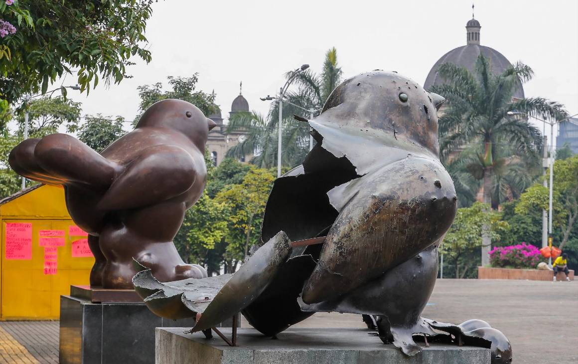 La escultura Pájaro destruida y la nueva, que está una al lado de la otra en el centro de la ciudad. Foto: Archivo.