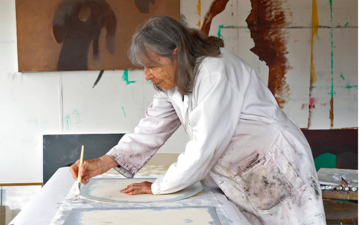 La maestra en su estudio preparando el papel de colgadura. Foto Diego García-Moreno, cortesía de la Dirección de Patrimonio Cultural Unal.