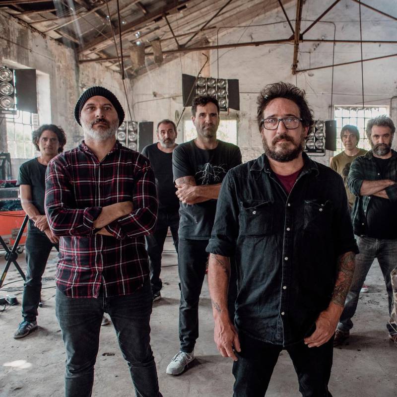 La Vela Puerca fue fundada en 1995 y está integrada por Sebastián Teysera (voz), Nicolás Mandril Lieutier (bajo), Sebastián Cebreiro (voz), José Pepe Canedo (batería), Rafael Di Bello (guitarra), Santiago Butler (guitarra), Carlos Coli Quijano (saxo), Alejandro Piccone (trompeta) y Diego Méndez (teclados). FOTOS Cortesía y Manuel Saldarriaga 