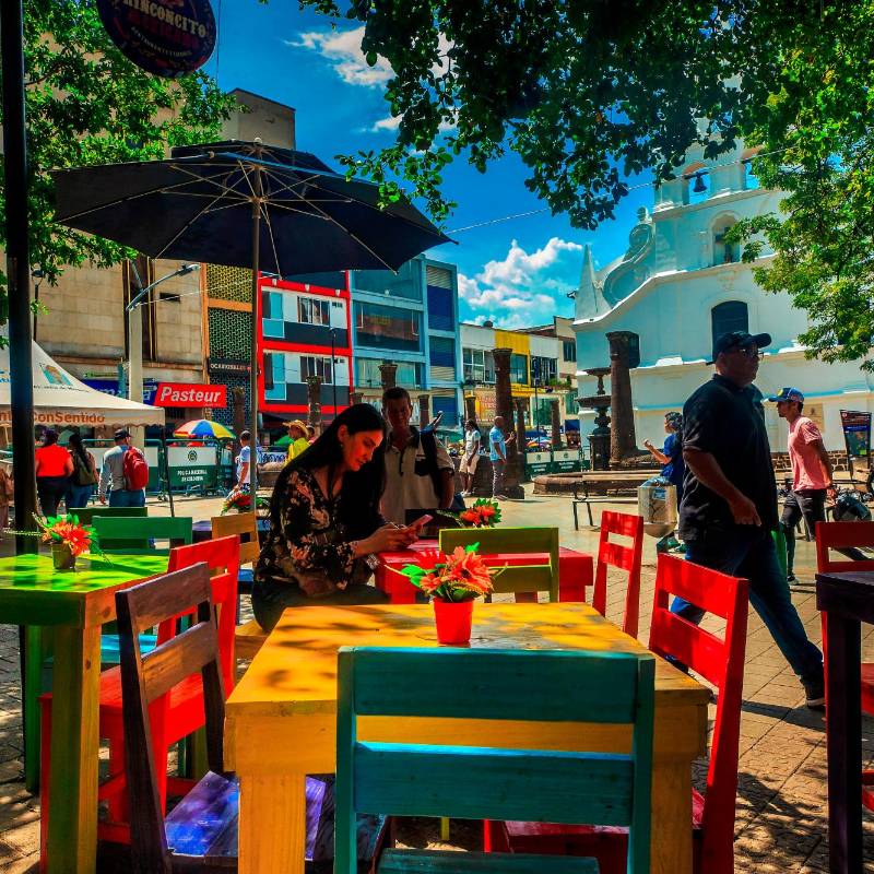 Los corredores de Plaza Botero y las cercanías a la iglesia La Veracruz se llenan de a poco de gastrobares y cafés. FOTOS ESNEYDER GUTIÉRREZ Y CAMILO SUÁREZ