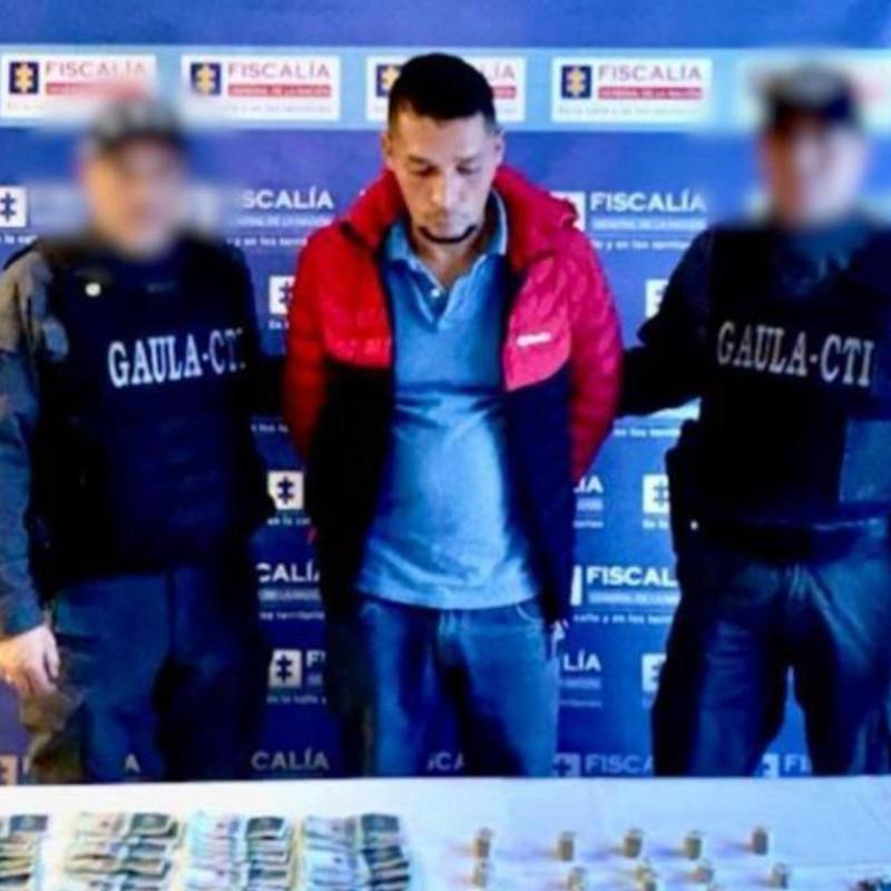 En un operativo entre la Fiscalía, el Gaula Militar y otras autoridades, capturaron a Jorge Eliecer Mendoza Zúñiga, presunto integrante del Tren de Aragua que extorsionaba comerciantes en Bogotá. FOTO: FISCALÍA SECCIONAL DE BOGOTÁ