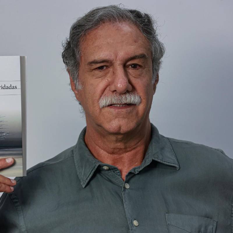 A lo largo de su trayectoria vital, Víctor Gaviria ha cultivado la poesía y el cine como formas de expresión de su visión del mundo y de la sociedad. Acaba de publicar un libro que reúne sus poemas. FOTO manuel saldarriaga