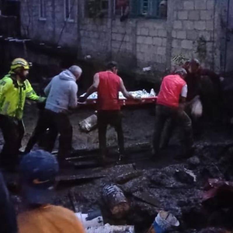 El deslizamiento de tierra en el centro de México dejó como saldo hasta el momento un niño muerto y 12 personas atrapadas que no han podido ser rescatadas. FOTO: PROTECCIÓN CIVIL DEL ESTADO DE MEXICO