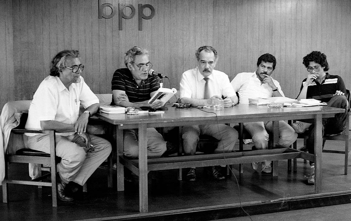 Una foto de Manuel Mejía Vallejo en la Biblioteca Pública Piloto. Foto de Jairo Osorio, del libro iconográfico que pronto publicará sobre el autor, Manuel revelado.