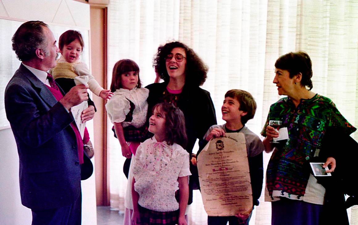 Manuel Mejía con su familia: Valeria, Adelaida, María José, Pablo Mateo y su esposa entonces, Dora Luz, y su suegra, la artista Dora Ramírez. Foto: Jairo Osorio.