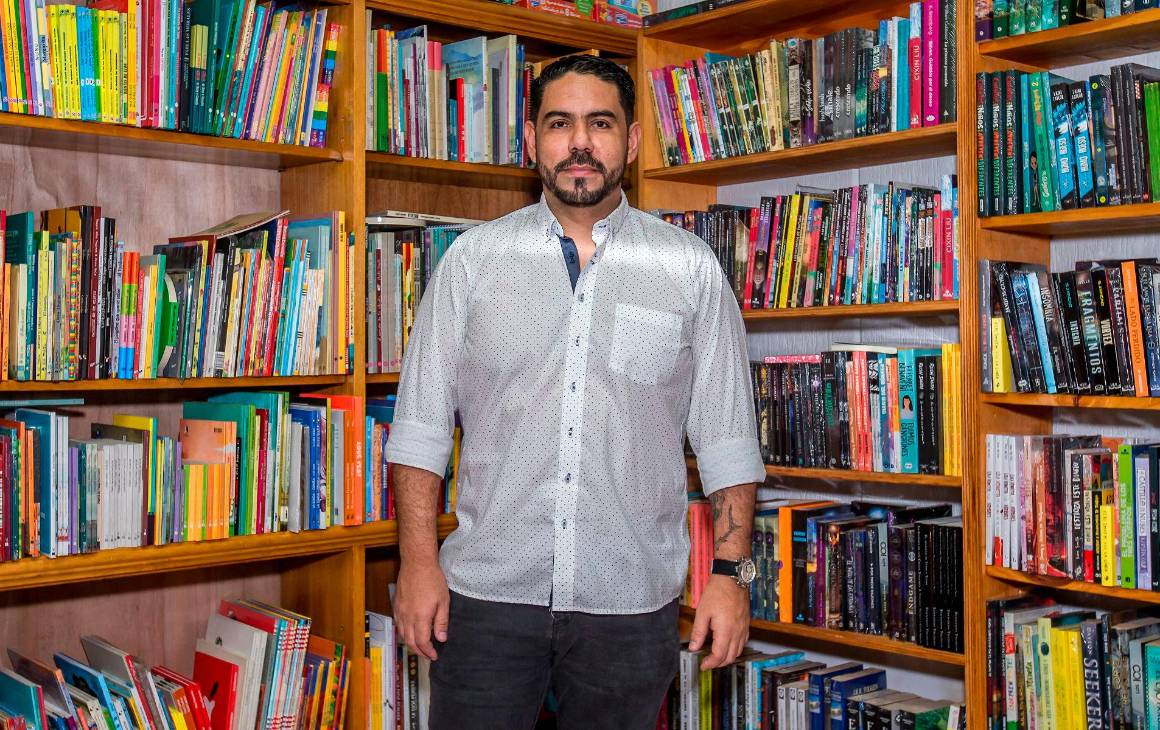 El librero Rodnei Casares hizo un mapa de las librerías de Medellín. Foto Juan Antonio Sánchez