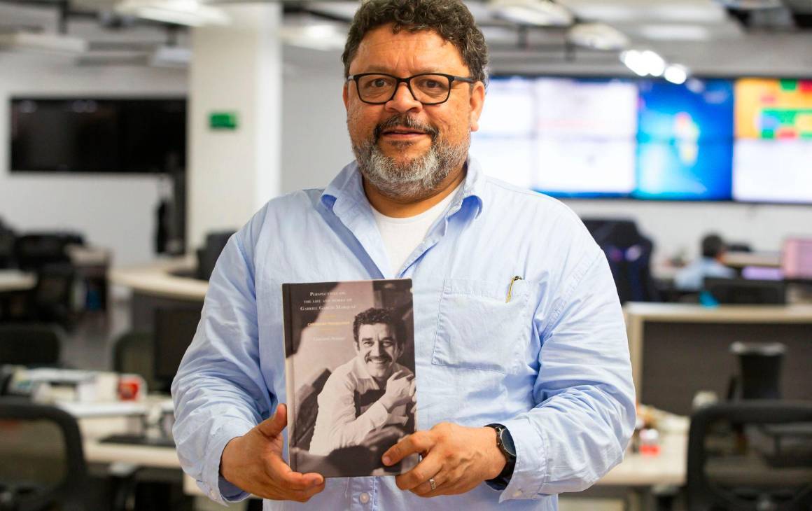 El profesor Gustavo Arango con su libro sobre García Márquez en inglés. Foto: Esneyder Gutiérrez.