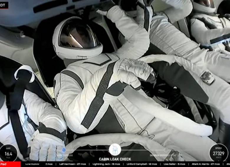 Jared Isaacman y Sarah Gillis se turnaron para salir de la nave. FOTO transmisión oficial SpaceX