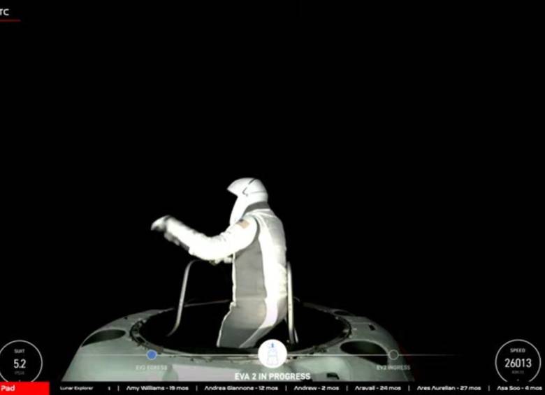 Jared Isaacman se aventuró este jueves fuera de la nave. Así fue la primera caminata espacial no gubernamental de la historia. FOTO transmisión oficial SpaceX