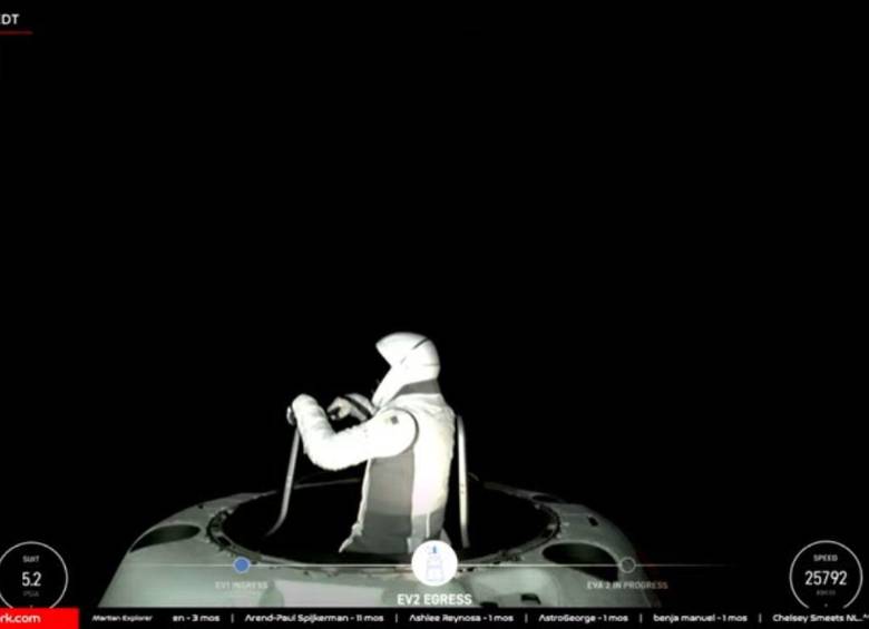 Sujeto a la cápsula, el comandante de la misión realizó movimientos para probar los nuevos trajes. FOTO transmisión oficial SpaceX