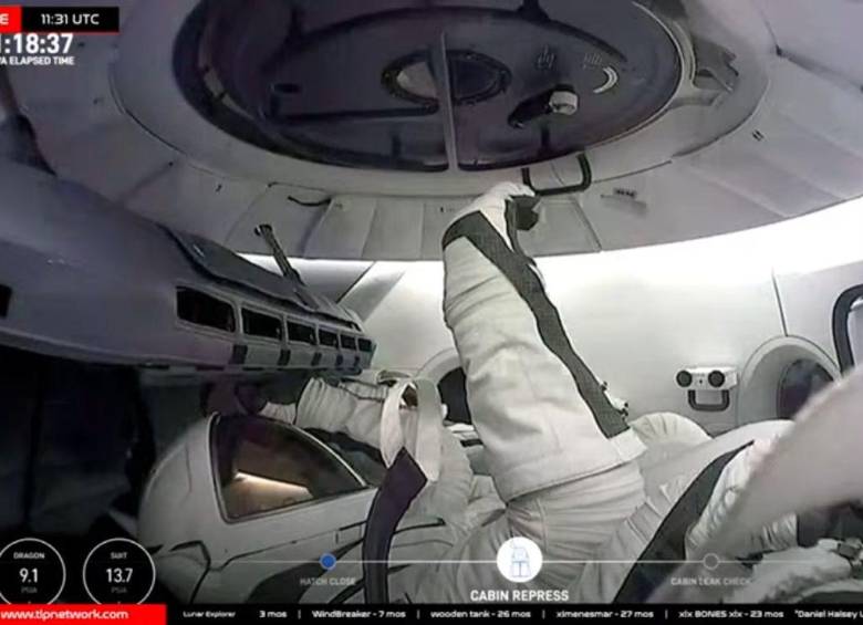 Jared Isaacman momentos antes de aventurarse a salir de la escotilla de la nave. FOTO transmisión oficial SpaceX