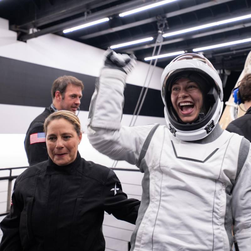 Las dos ingenieras de la tripulación Polaris Dawn se convirtieron en las mujeres que viajaron a más distancia de la Tierra. FOTO: SPACEX