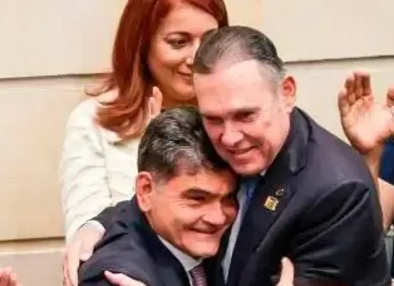politicos abrazados