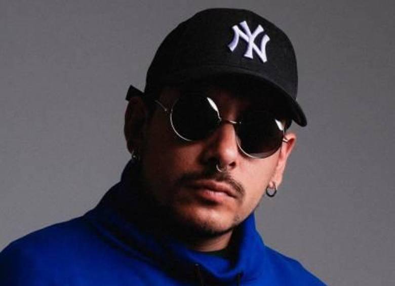 joven con gafas
