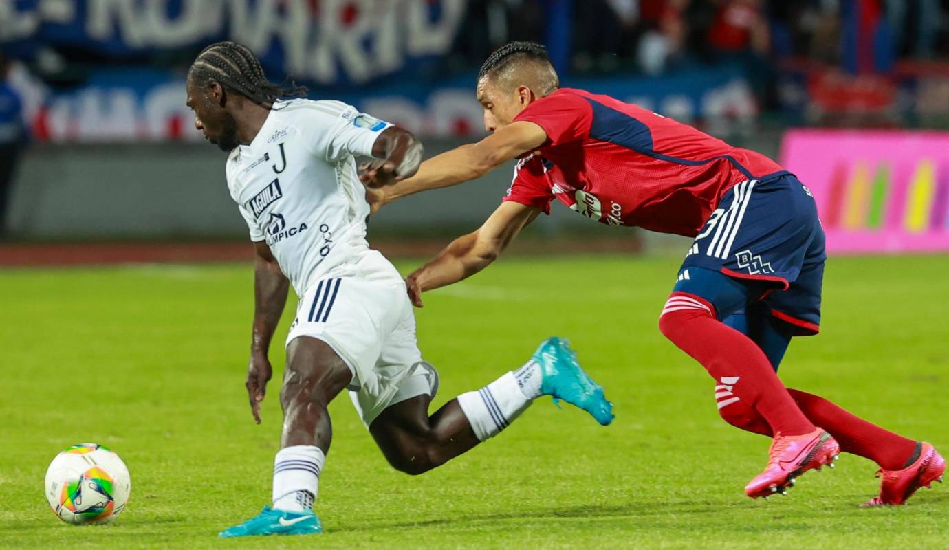En el encuentro también se dio para el DIM el debut oficial de los jugadores de Kenner Valencia, delantero que se lesionó en enero con la Selección Colombia y Jherson Mosquera, que estaba suspendido por dopaje. Foto: Manuel Saldarriaga Quintero.