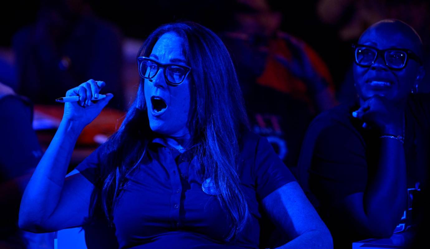 El público reacciona mientras seguían con atención el debate presidencial entre Donald Trump y Kamala Harris. Foto: GETTY