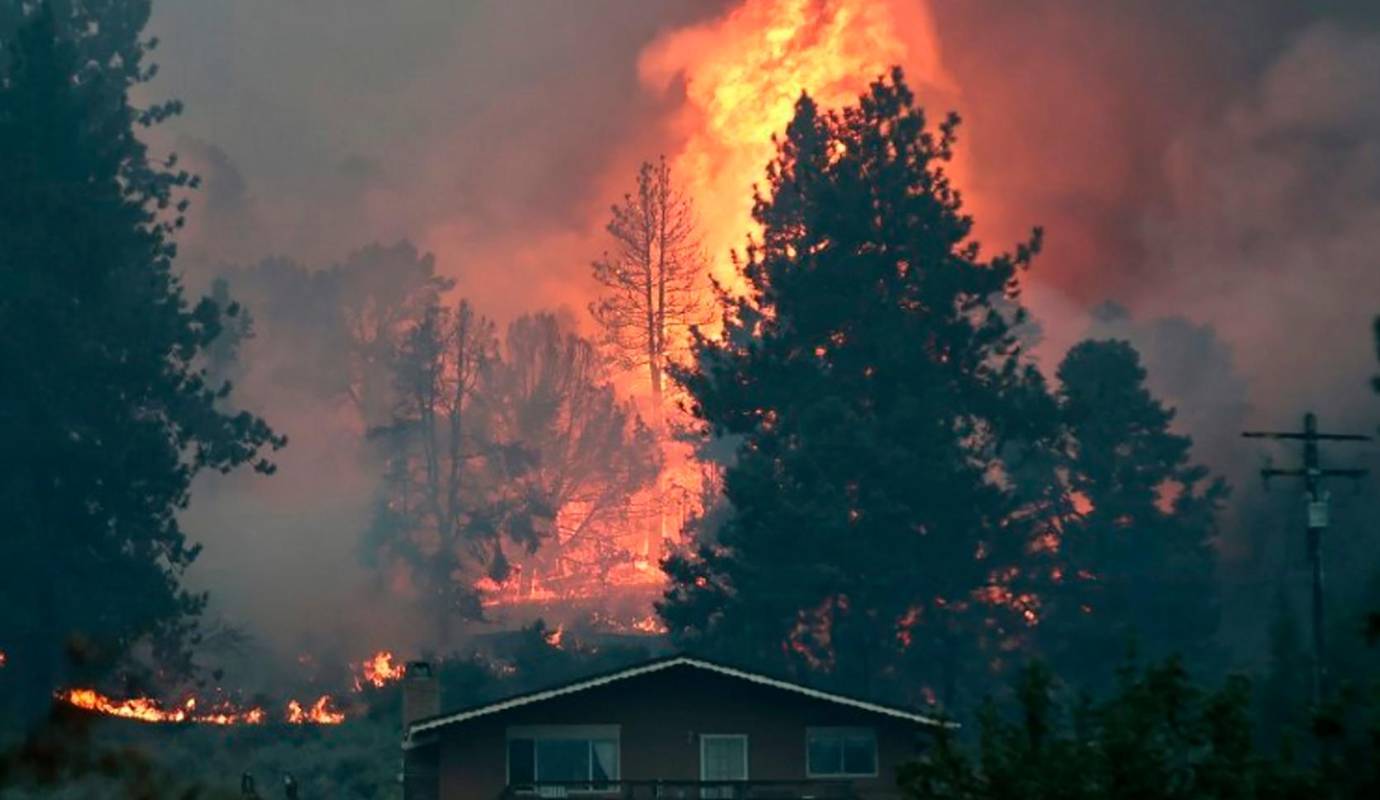 Los equipos de emergencia trabajan a contrarreloj, pero las condiciones climáticas adversas, como el calor extremo y los vientos fuertes, dificultan los esfuerzos de contención. Foto: AFP