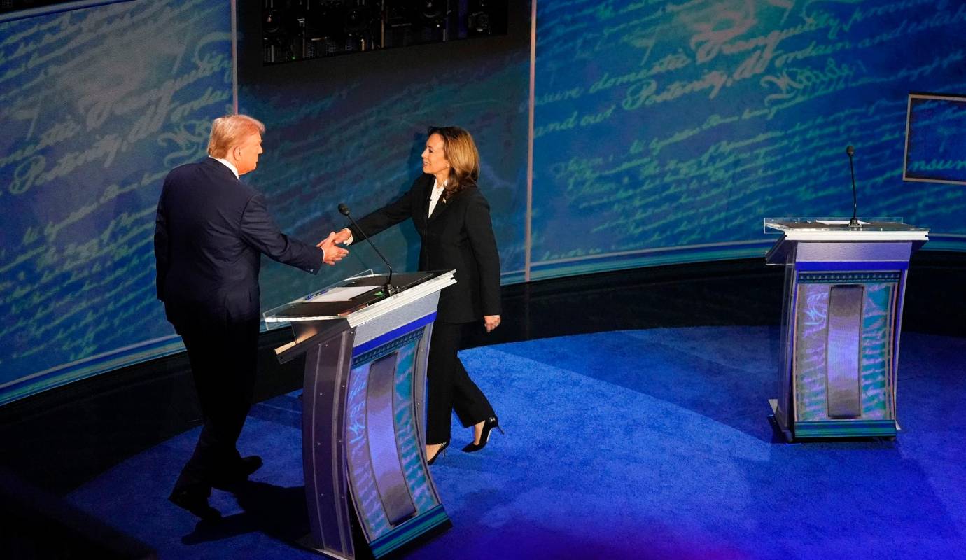 La llegada al set causó sorpresa, especialmente cuando Kamala Harris se acercó a saludar cordialmente a Donald Trump. Foto: GETTY