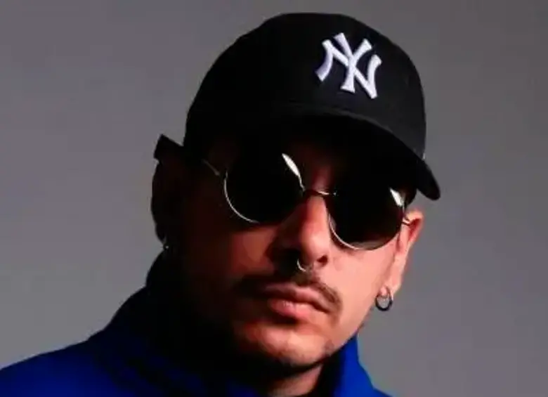 jove con gafas