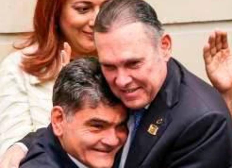 plolticios abrazados