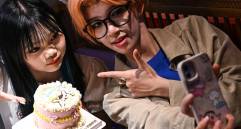 Los jugadores de “Light and night, como Feng Xinyu, han forjado lazos emocionales muy fuertes con los personajes, por eso el negocio de citas cosplay es un éxito. FOTO AFP