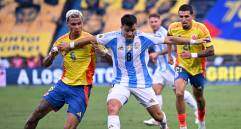 Richard Ríos y Daniel Muñoz en medio del partido contra Argentina en Barranquilla por las Eliminatorias al Mundial 2026, luchando un balón contra Acuña. FOTO: CONMEBOL