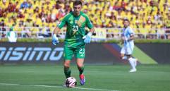 La Fifa ya estaría indagando al comisario de campo por la agresión de “Dibu” Martínez a un camarógrafo. Foto: Colprensa