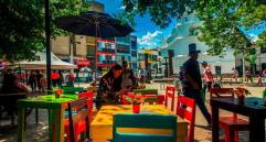 Los corredores de Plaza Botero y las cercanías a la iglesia La Veracruz se llenan de a poco de gastrobares y cafés. FOTOS ESNEYDER GUTIÉRREZ Y CAMILO SUÁREZ