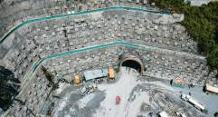 Arriba: Túnel Guillermo Gaviria Echeverri, que cruza por debajo del alto del Toyo, en la nueva autopista que se construye hacia el Urabá. Abajo: el municipio de Concepción, uno de los atractivos turísticos del oriente de Antioquia. FOTOS Juan Antonio Sánchez