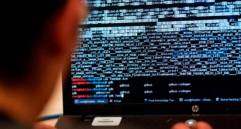 Catalogado como un software espía, conocido por su capacidad para interceptar comunicaciones en dispositivos móviles, el sistema ha sido señalado por su uso indebido en diversos países. FOTO: AFP