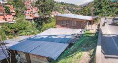 Han levantado más de 600 casas en invasión frente a la vía al mar