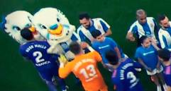 Momento en el que Mayo manosea a una mujer disfrazada de mascota. FOTO CAPTURA DE VIDEO
