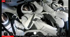 Jared Isaacman y Sarah Gillis se turnaron para salir de la nave. FOTO transmisión oficial SpaceX