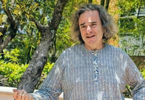 Alejandro López Mejía es un economista pensionado que ha dedicado su tiempo a viajar por el mundo para escribir sobre sus experiencias. También es un yogui que medita con frecuencia. FOTO camilo suárez 
