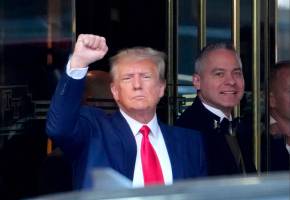 Gesto antes de la lectura de cargos del Tribunal Penal de Manhattan por alterar la carrera a la Casa Blanca en 2024. Foto GETTY.