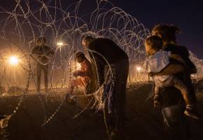 Migrantes cruzando la frontera entre México y Estados Unidos en mayo de 2023. Foto: Getty.