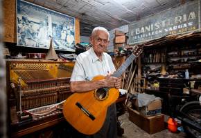 El estudio de León Vargas, el luthier de Aranjuez