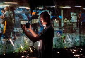 El artista Mauricio Carmona frente a la proyección de su obra en la Estación de la Sabana de Bogotá. Foto: Juanita González Cardona - Archivo Galería Santa Fe - Idartes